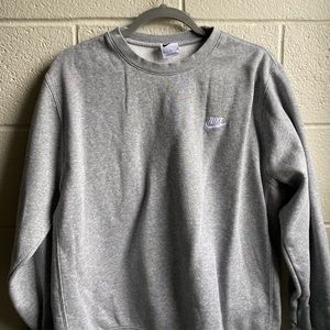 gray nike sweatshirt